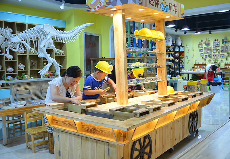 儿童淘矿,科普类亲子游乐体验,水中淘沙,快乐寻宝.