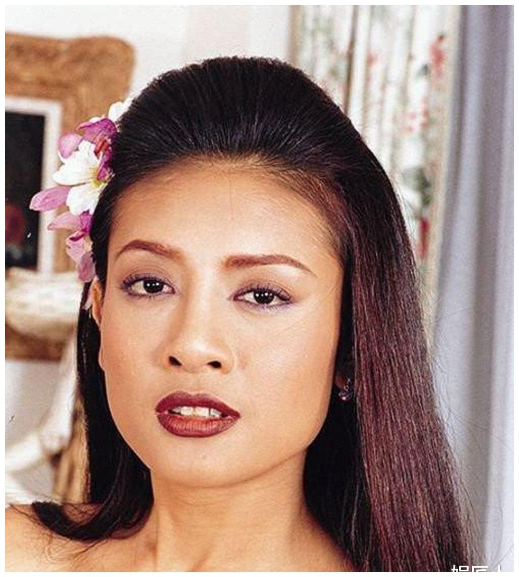 男人爱慕地凝视,英国绅士也愿下跪献花