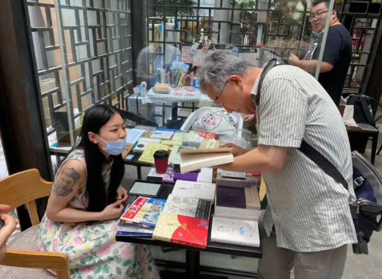储殷教授拿《读者文摘》评价董宇辉水平,暗讽其水平仅地摊文学__财经头条