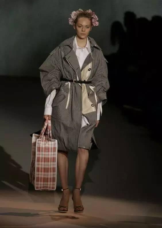 何穗穿了件露肩的羽绒服出门手提蛇皮袋超模风范藏不住