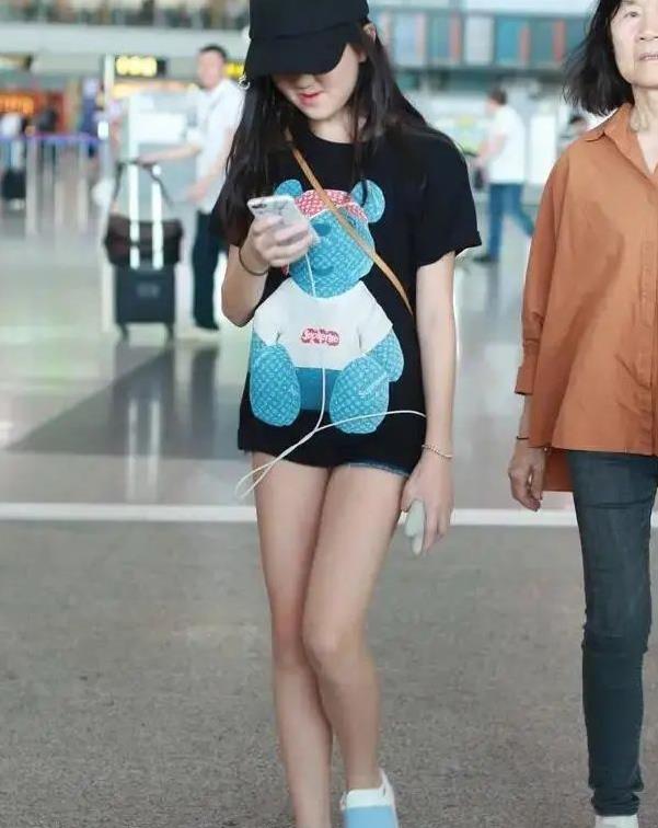 李嫣小小年纪衣品超强,穿卡通黑t玩下衣失踪,腿长令人惊艳