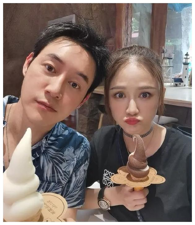 陈乔恩游乐场手挽陈正飞,引网友质疑,回怼网友:关你屁事