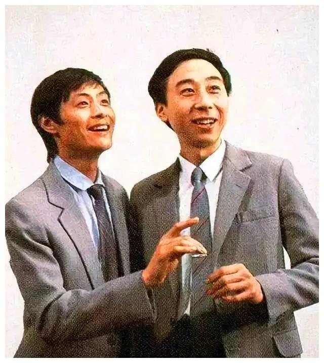 刘伟自幼酷爱相声表演,他16岁就拜马季为师,是姜昆和赵炎的师弟.