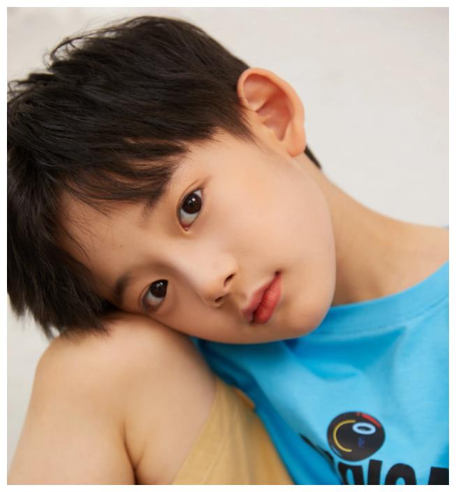 是一个小男孩,才上小学二年级?|许凯|于正|小男孩_新浪新闻