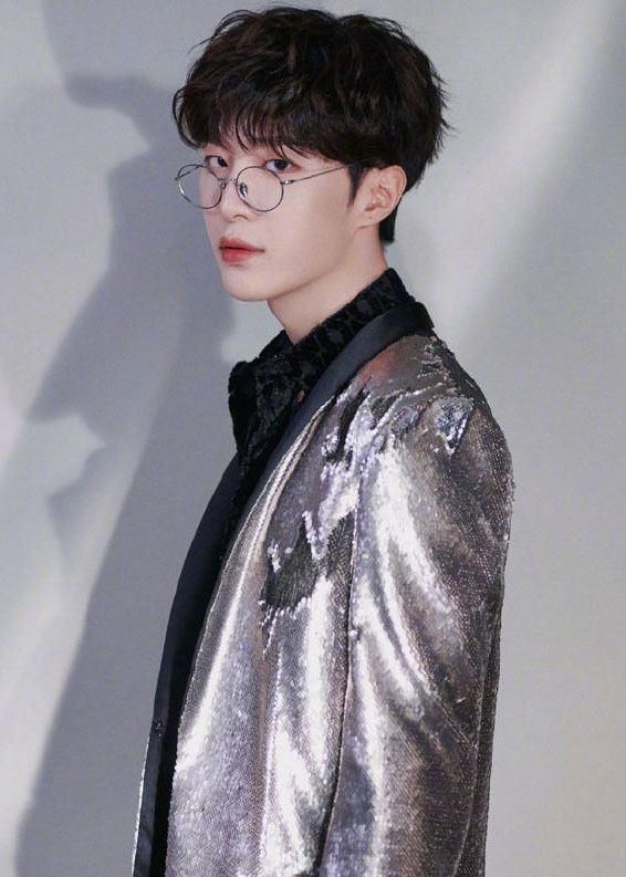 男星金丝边眼镜造型,王一博范丞丞清新俊逸,李现刘宇宁斯文有型