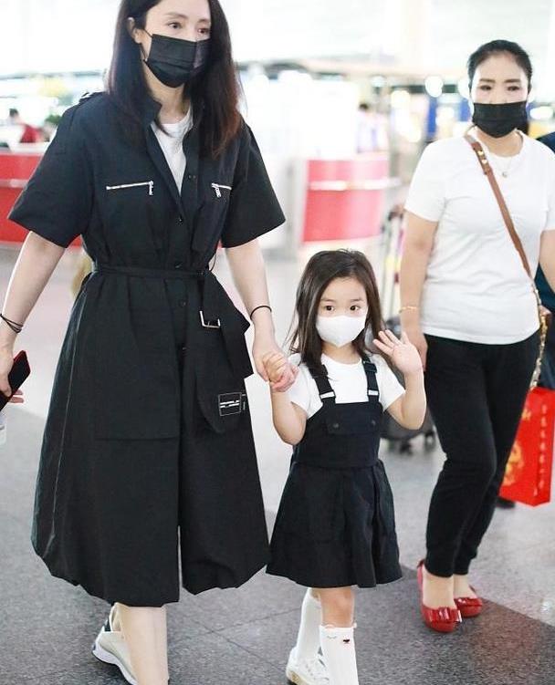 董璇与女儿现身机场，黑色亲子装难掩憔悴，女神状态大不如前