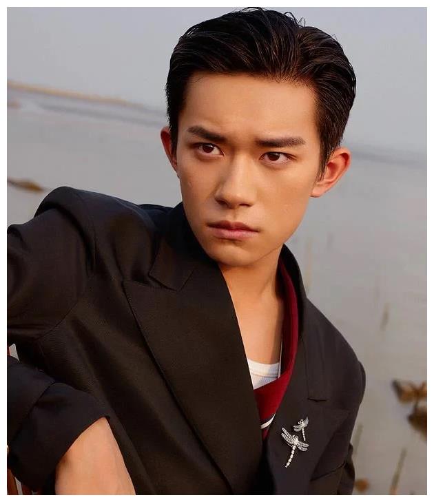 男星"大背头",肖战很飒,王源反派既视感,看到千玺