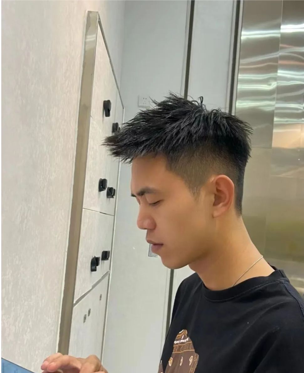 前刺飞机头是一种特别潮流有型的男士发型,深受广大时尚男士的喜爱.