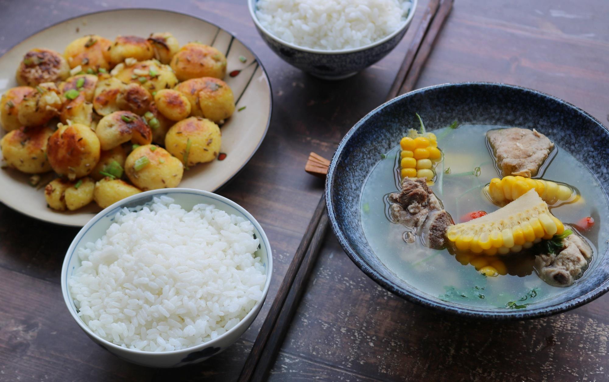 娘俩的午餐,一菜一汤,好吃又好做,孩子了两碗饭