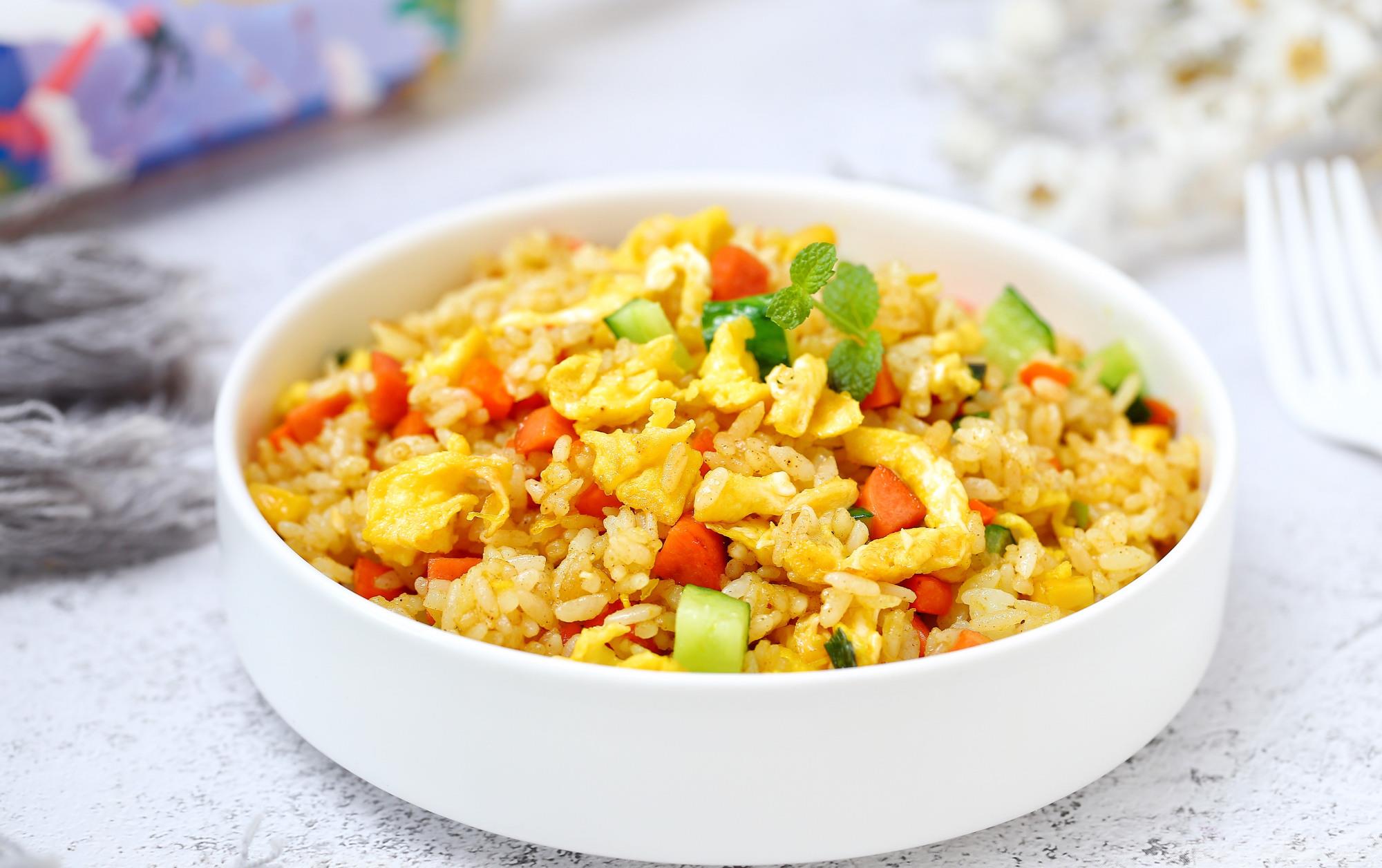 炒米饭时加入咖喱,香浓美味口感独特,专治挑食的孩子,赶快试试_高清图