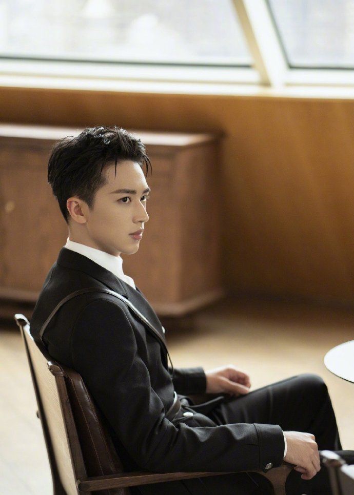 组团:许魏洲身着黑色骑士套装出席活动,军装风饰带点缀帅气十足