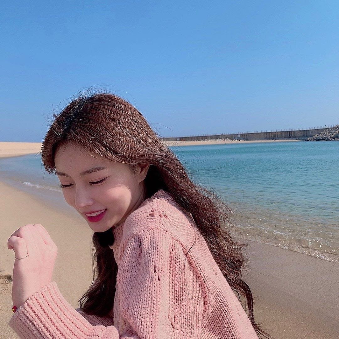 姜惠元、安宥真和张元英的清爽海滩自拍就像夏日的微风一样甜美