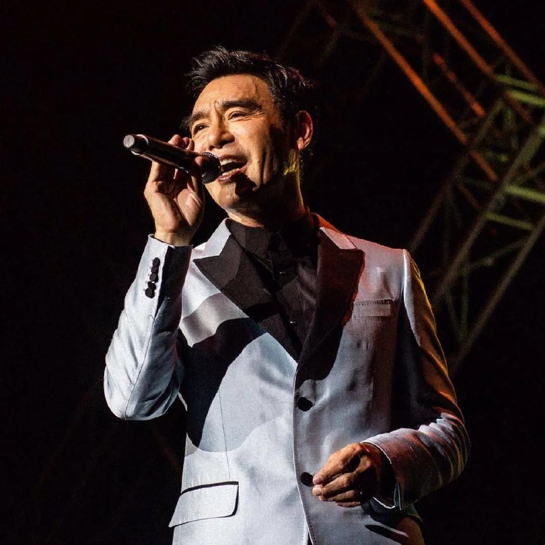 钟镇涛晒照给衣服打马赛克怕被误会澄清自己不在美国