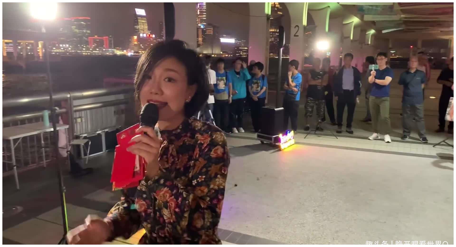 《星光大道》最惨总冠军,曾在春晚压轴,如今回到街头卖唱?