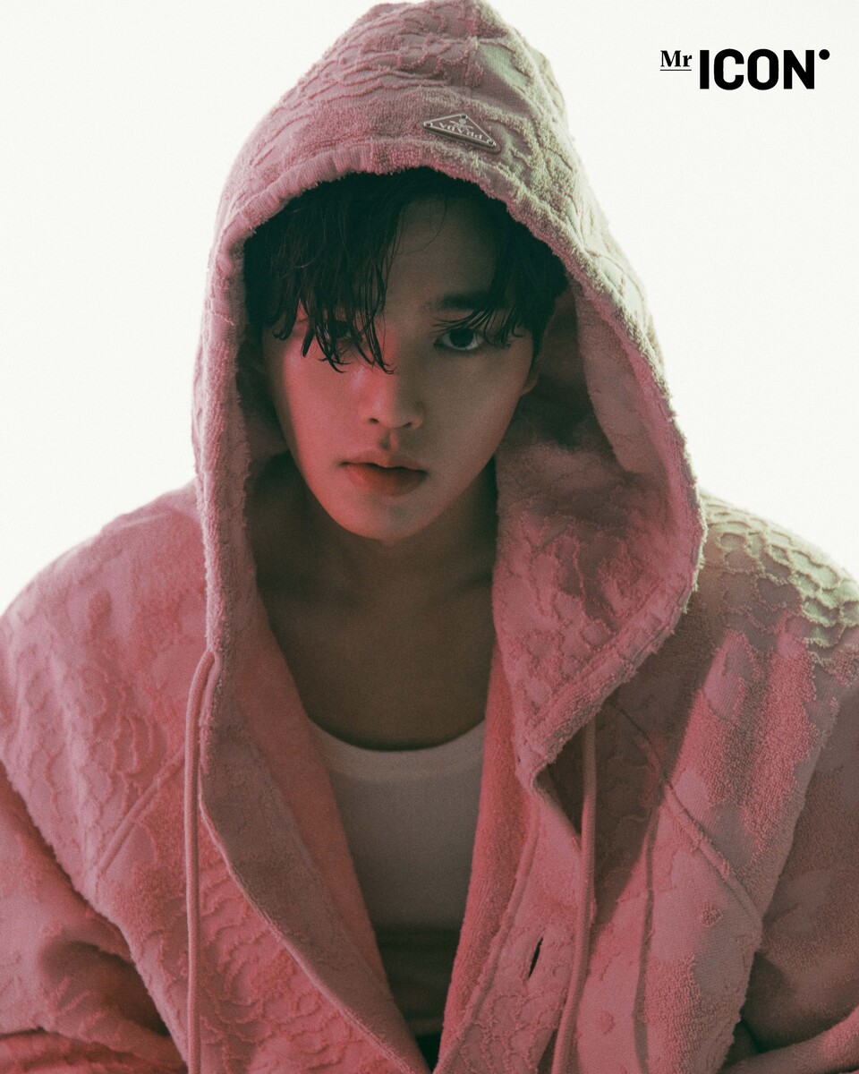 韩国艺人宋江为德国某杂志最新一期拍摄封面照