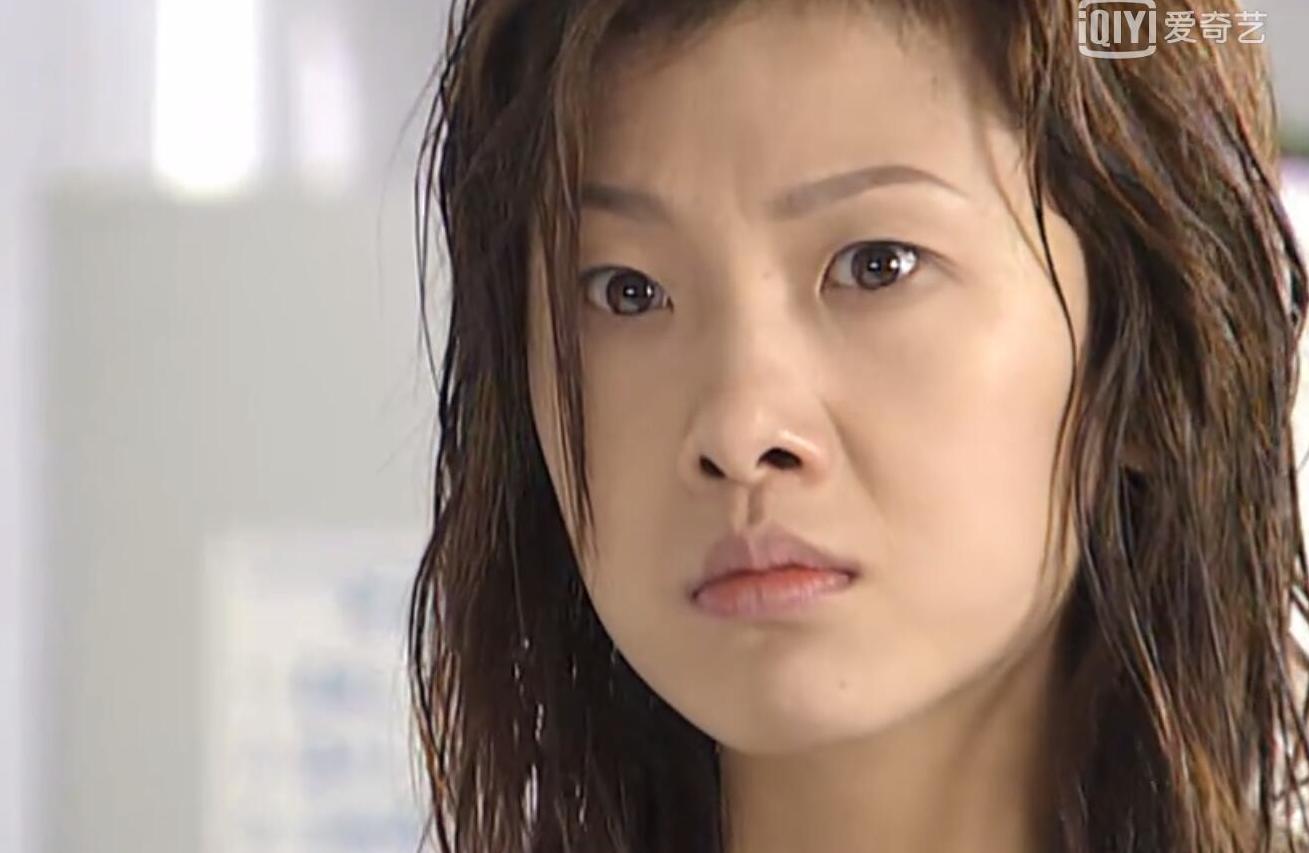 十八岁的天空蓝菲琳是校花但人气最旺的却是她