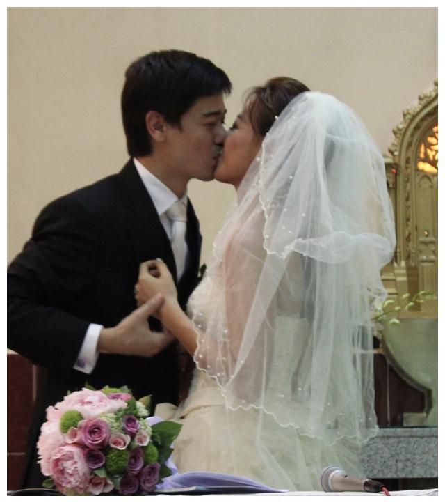 43岁钟丽淇结婚十年与丈夫患难见真情9岁女儿不会说话才会走路