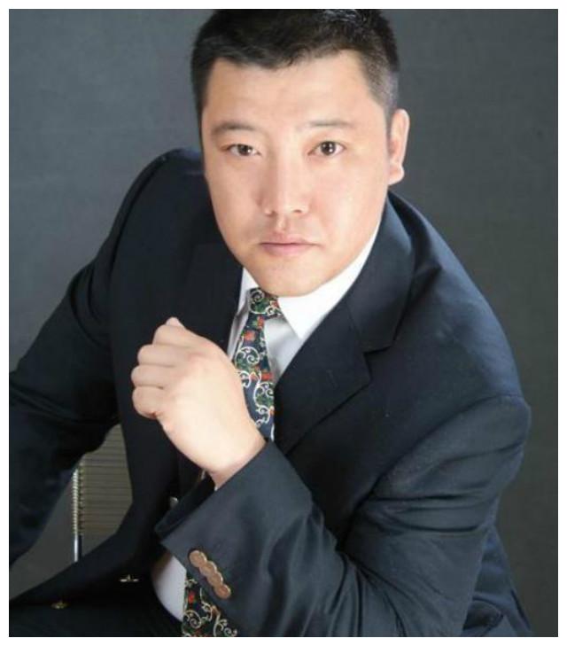 军人出身走喜剧风格,2次夺冠2上春晚,娶美女妻子被嘲吃嫩草