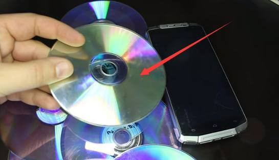 小伙将光盘制作成手机壳接下来一幕让人感到不可思议