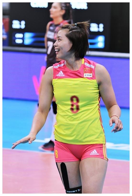 女排大花蕾真漂亮,酷爱紧身裤太性感,因臀部太大被赞女排卡戴珊