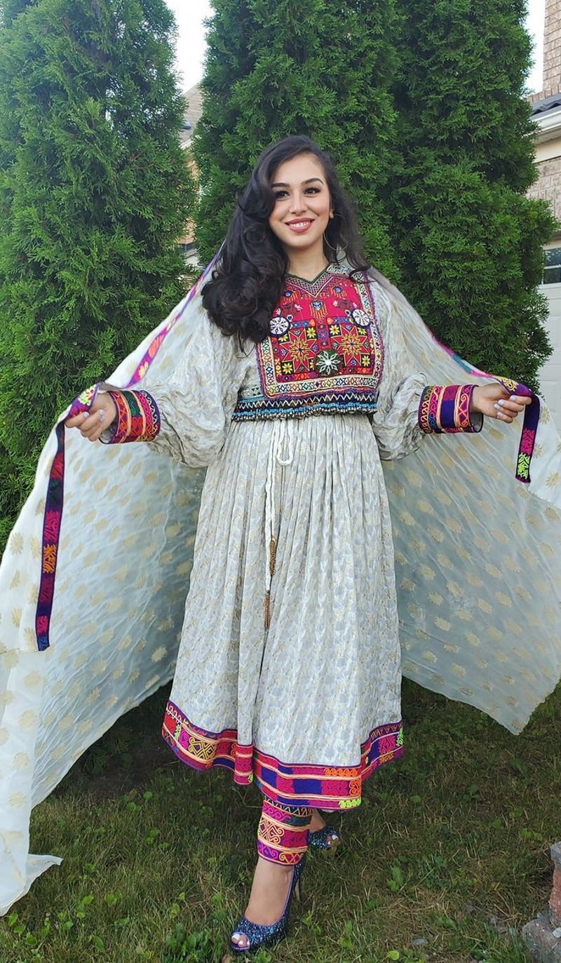 别碰我的衣服:阿富汗妇女在网上展示"传统服饰"回击塔利班