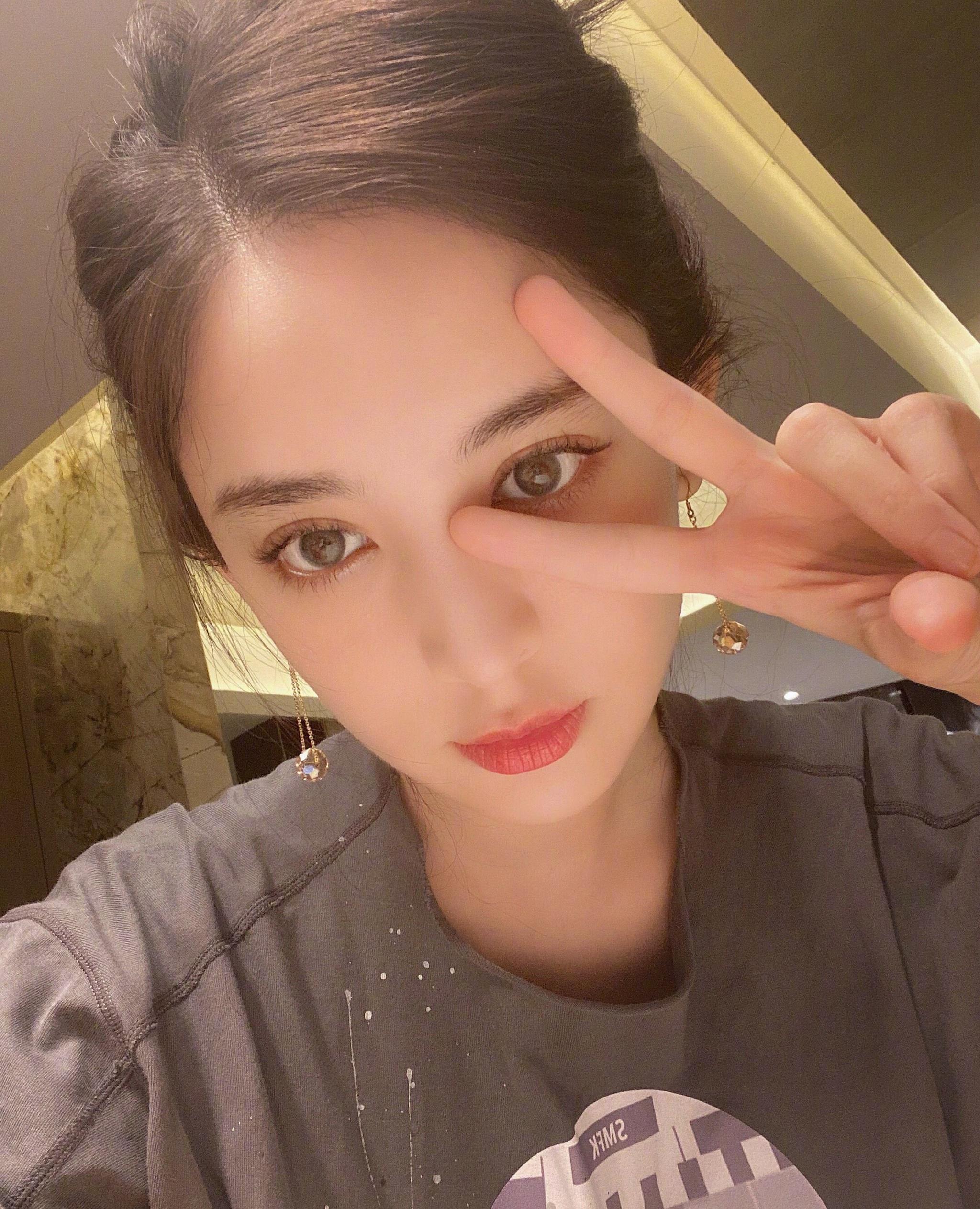 女星古力娜扎居家自拍,一件印花t恤穿在身上,显得特别可爱