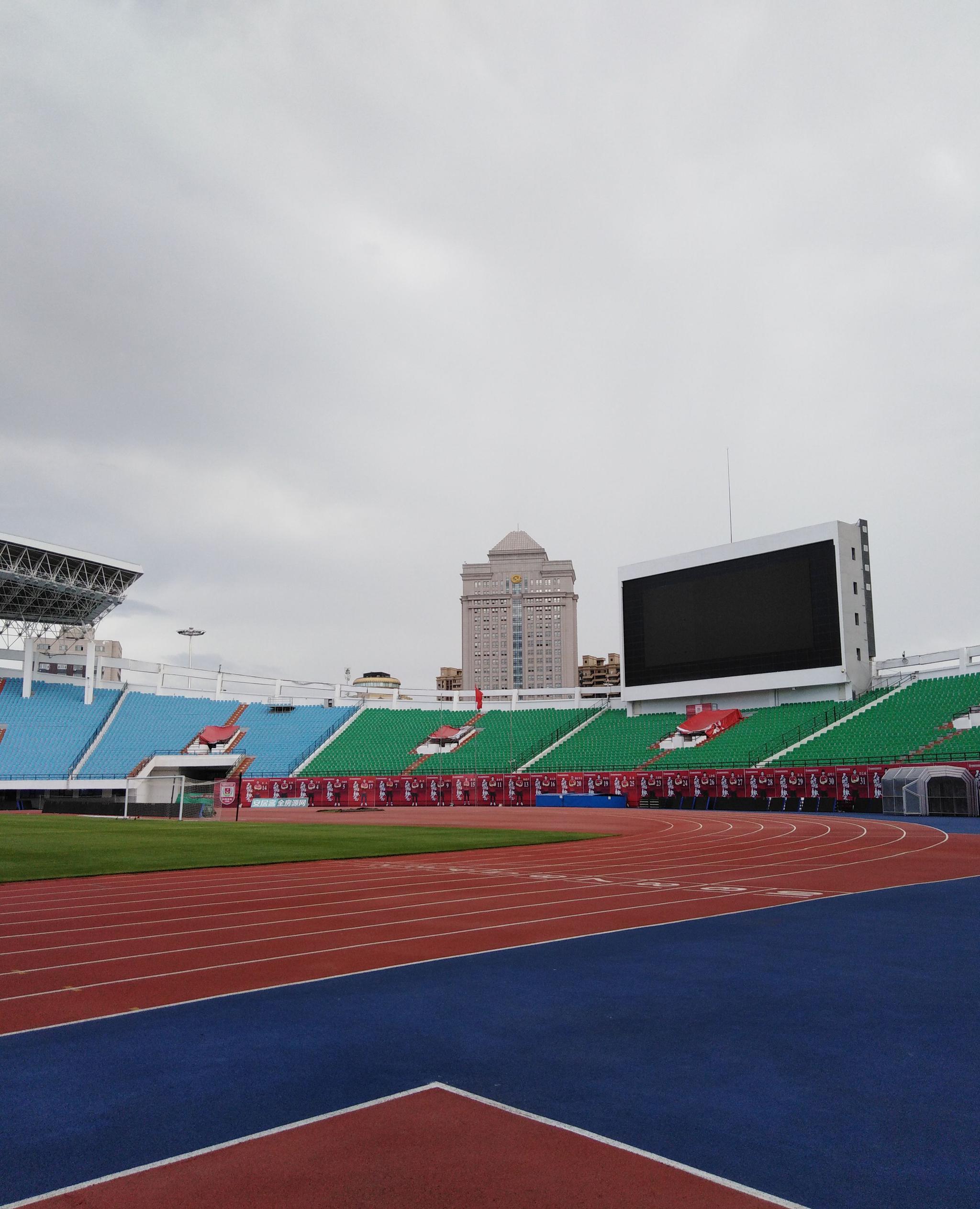 长春南岭体育场,内场