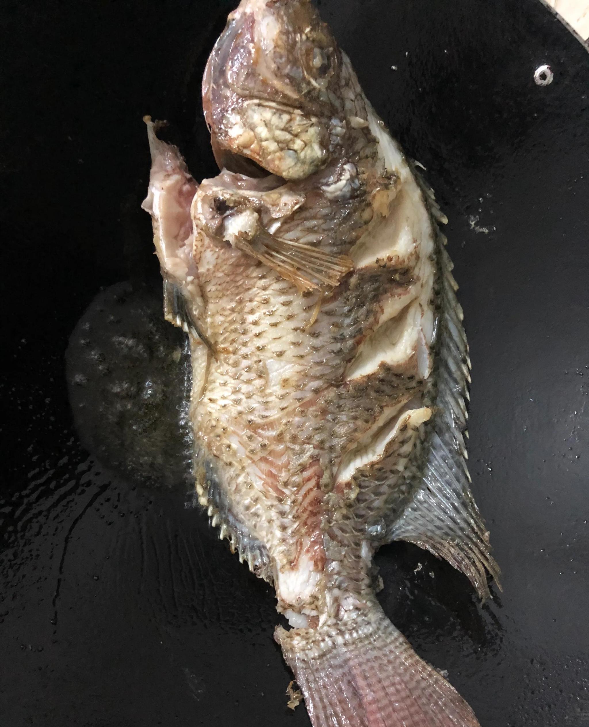 快熟的时候加入紫苏;盖上盖子焖5分钟左右,具体时间看鱼大小,中途记得