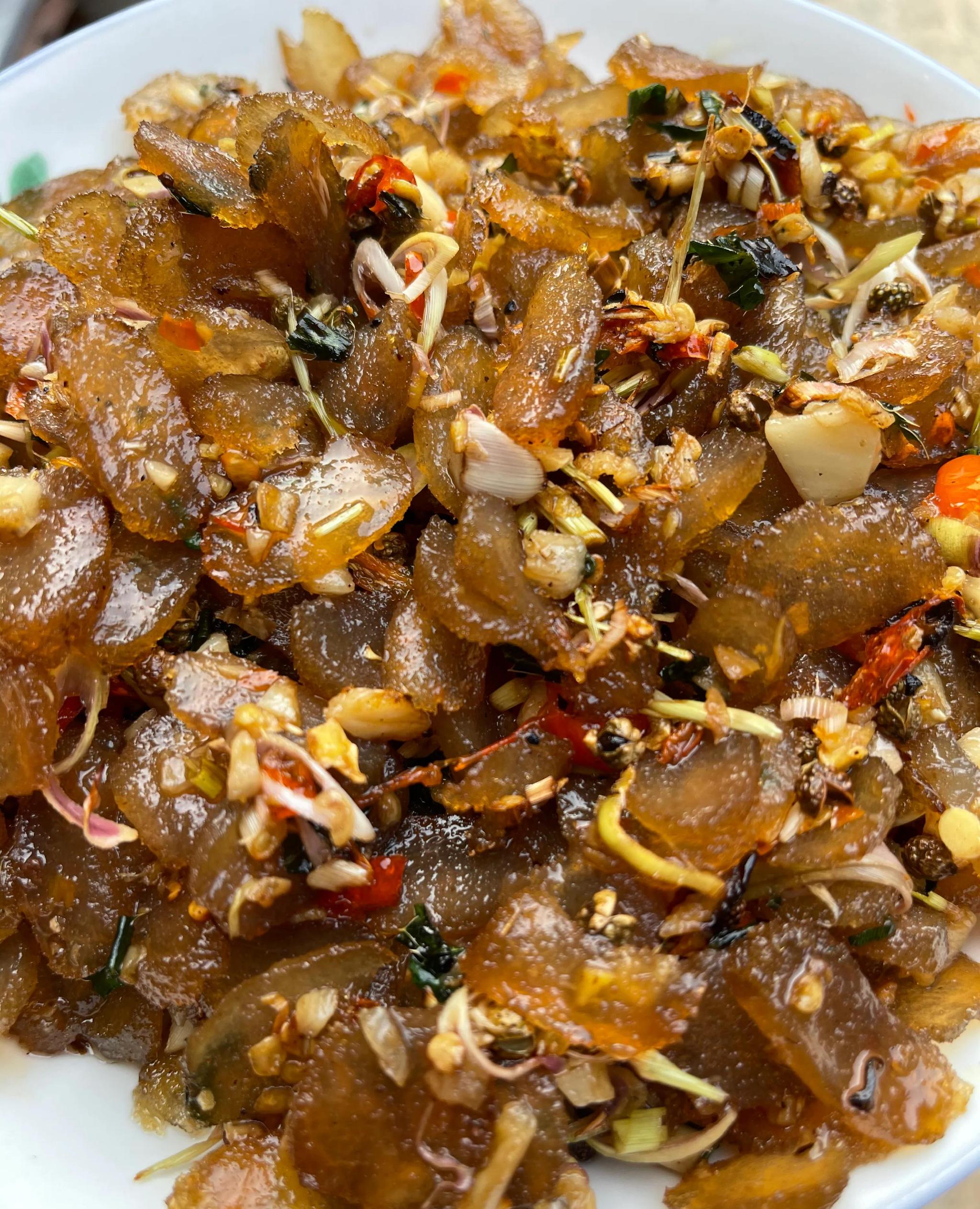 想把其他的佐料炒香,放入牛皮爆炒,加入盐和少许的酱油,最后在放大