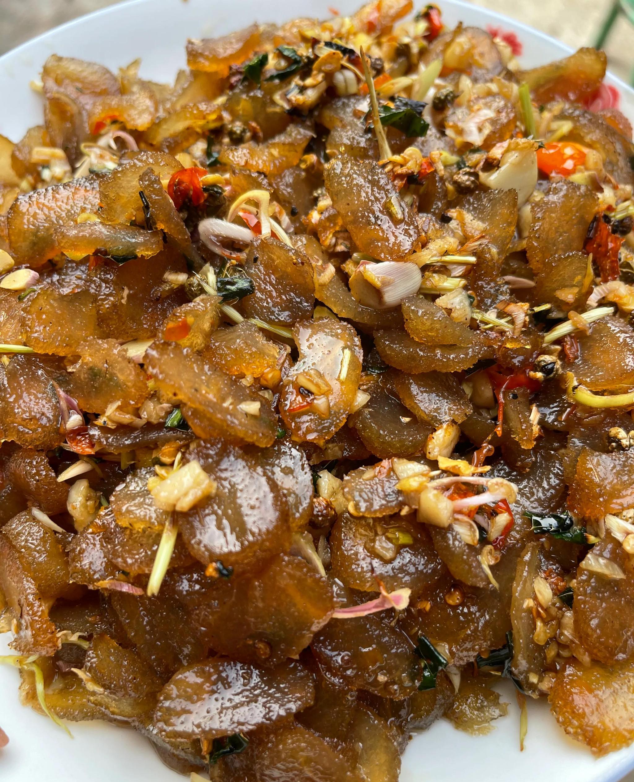 想把其他的佐料炒香,放入牛皮爆炒,加入盐和少许的酱油,最后在放大