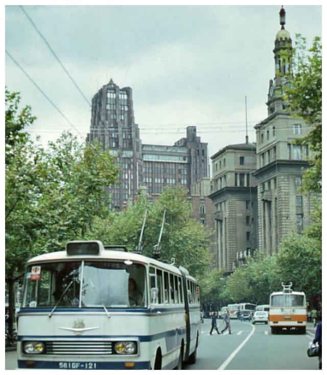 上图是80年代的上海,城市街景图为80年代的上海城市街景,无轨电车行驶