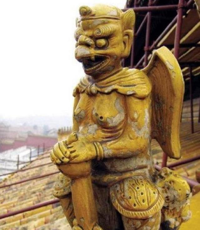 故宫宫殿的屋脊上,那一排神兽叫什么?有什么作用__财经头条