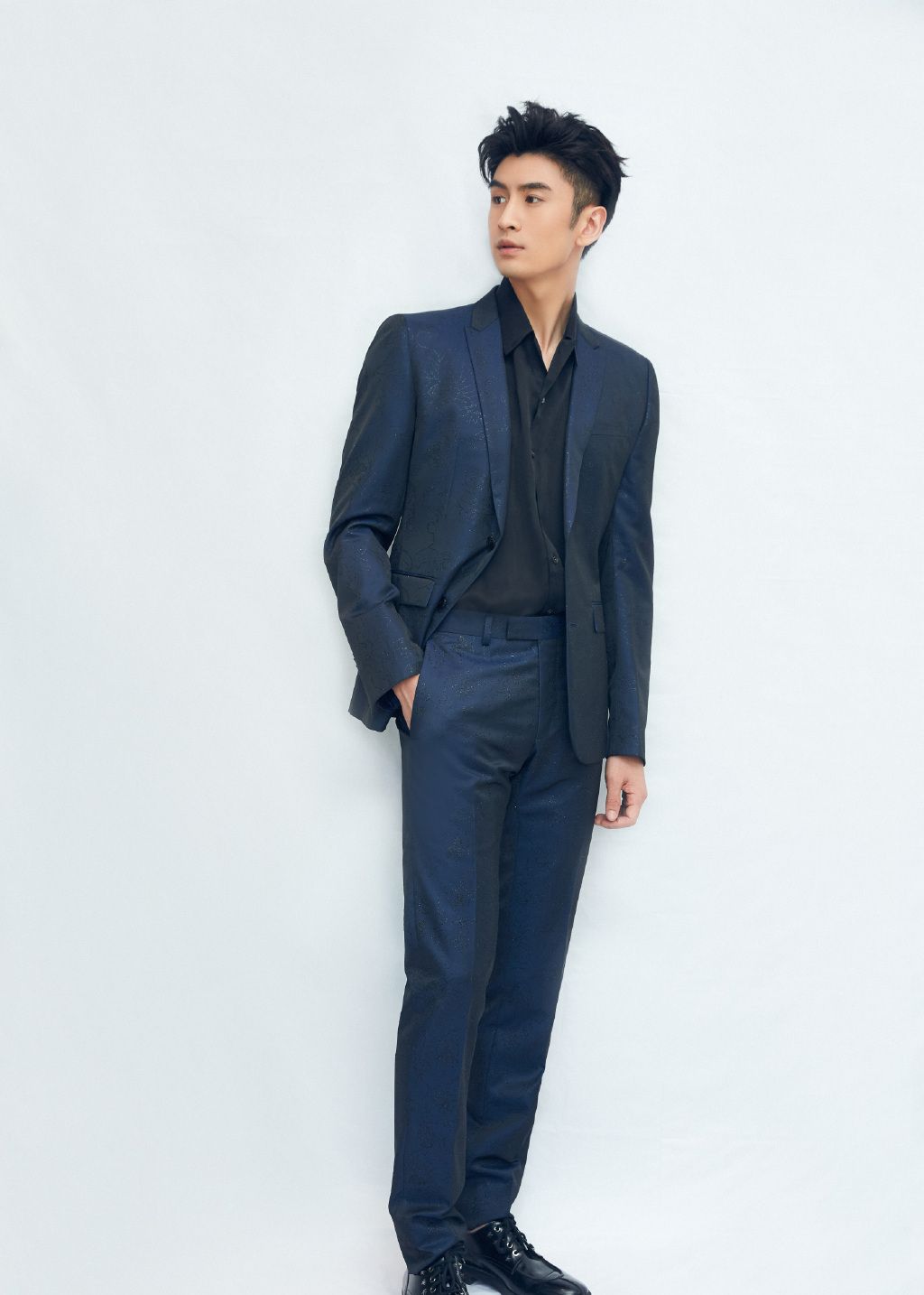 分享一组穿西装的张云龙,眼光帅气,特别的干净,有着特殊的魅力_高清