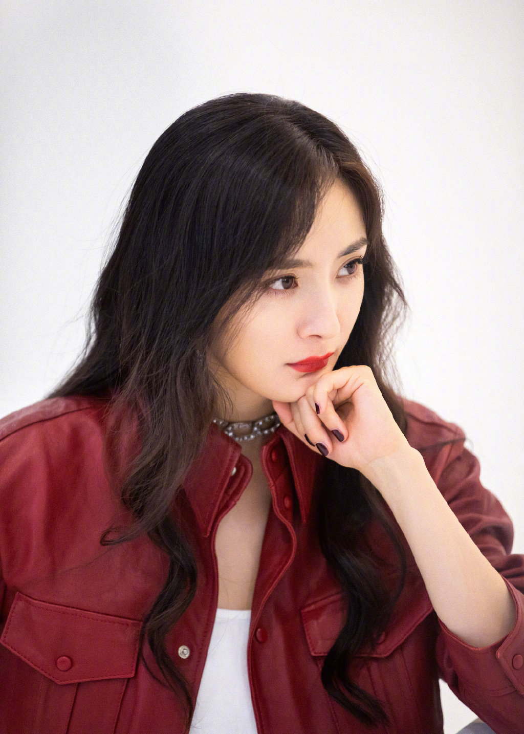 美女明星:杨幂长发微卷,穿着红色皮衣又美又飒