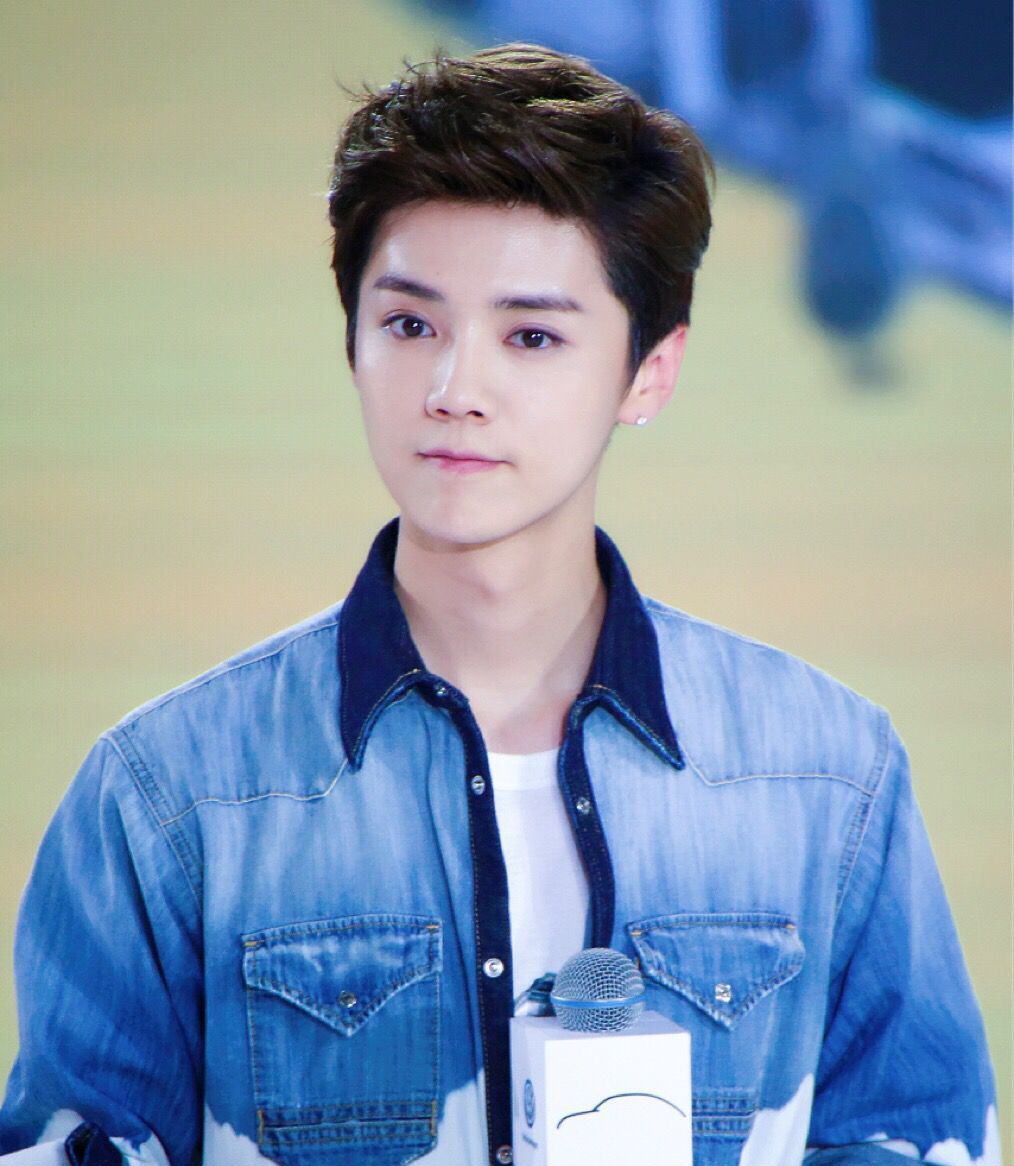 鹿晗为人亲和,长相俊美,很多人心中的男神