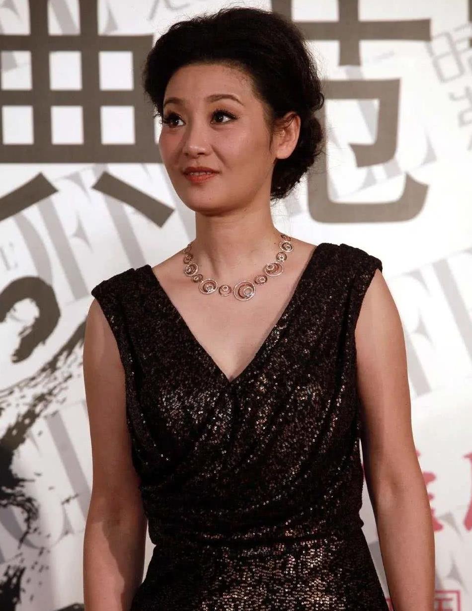 徐帆不愧是气质美人,小香风大衣搭短发干练时尚,贵妇范满分_高清图集