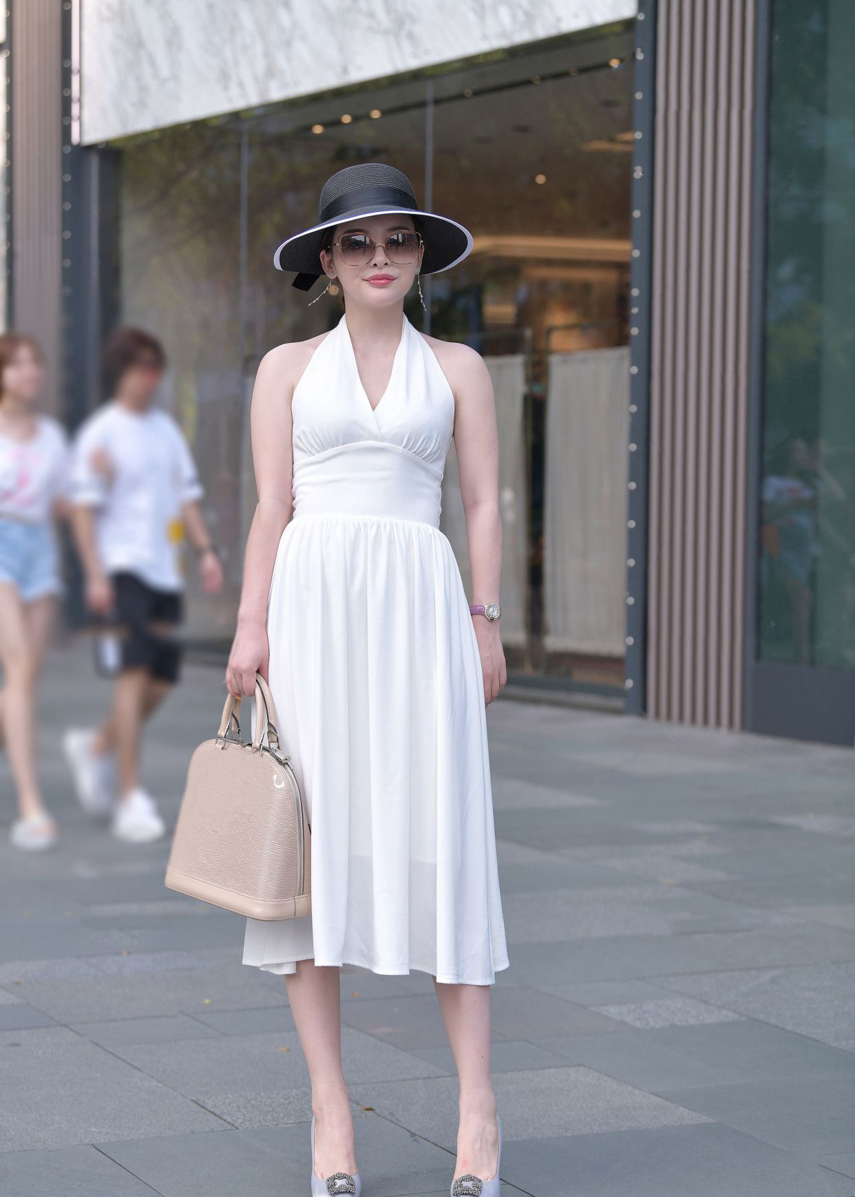 白色连衣裙,搭配宽檐帽,这样的穿搭绝对好好看,不一样的时尚