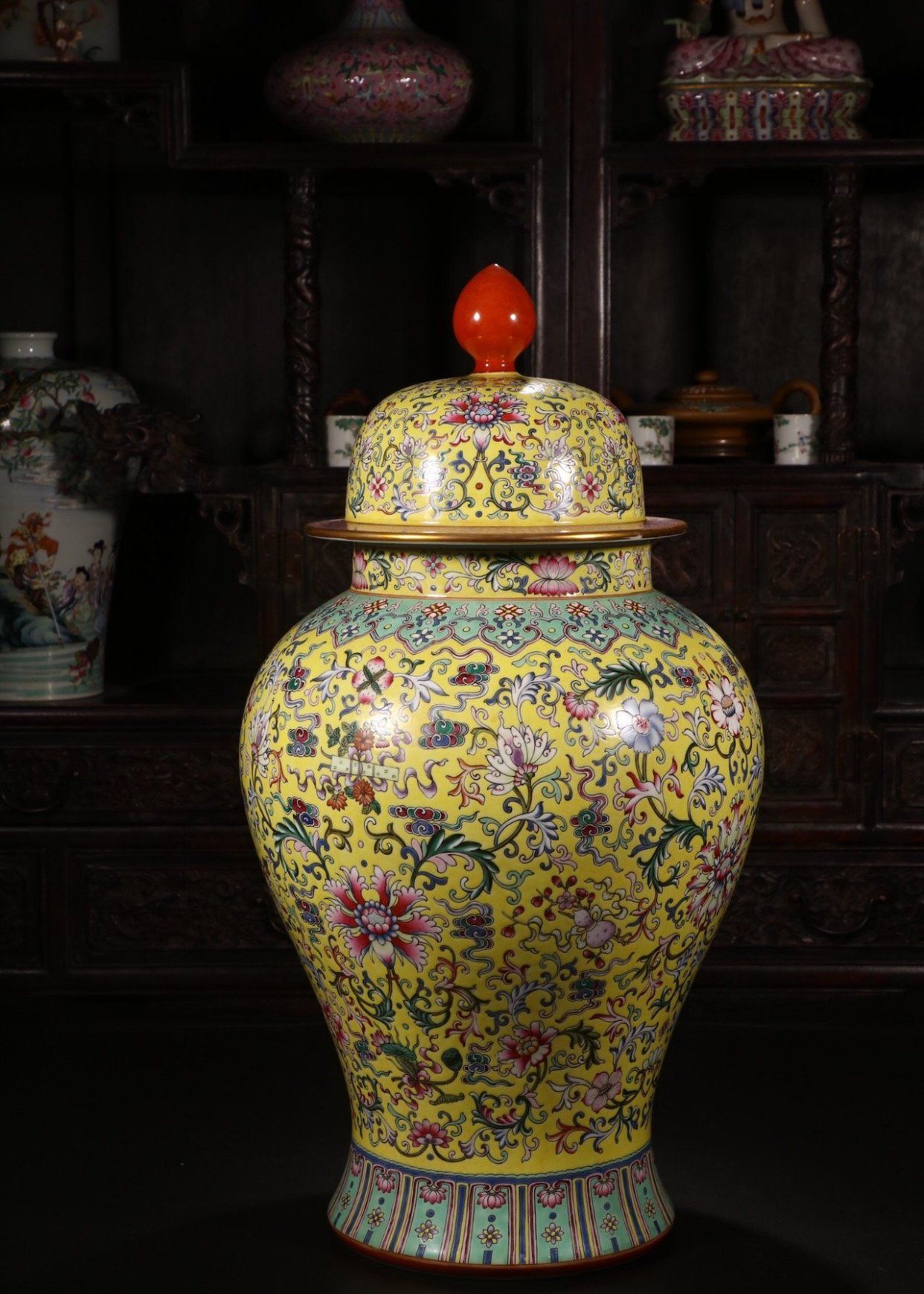 大清乾隆年制款 黄地粉彩缠枝莲花卉纹将军罐