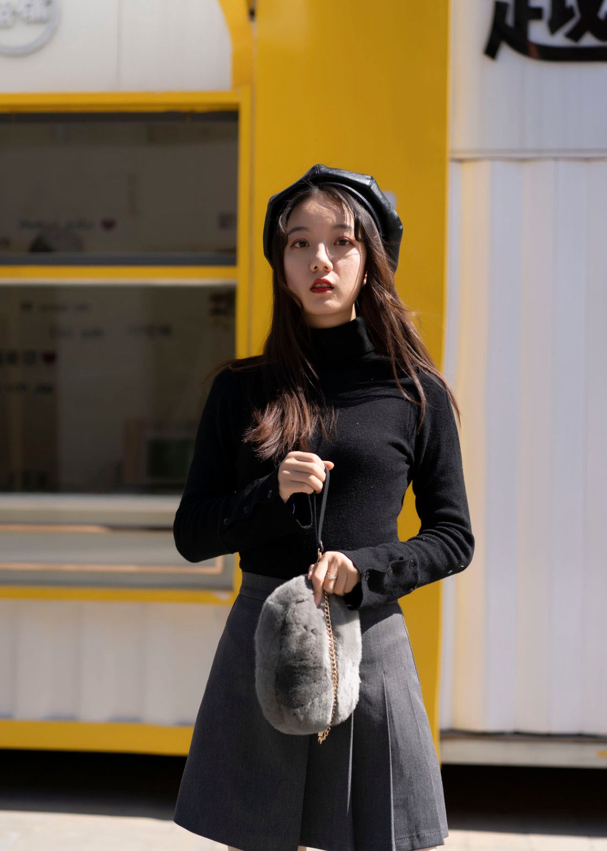 小个子女生显高术不规则短裙秀出迷人大长腿