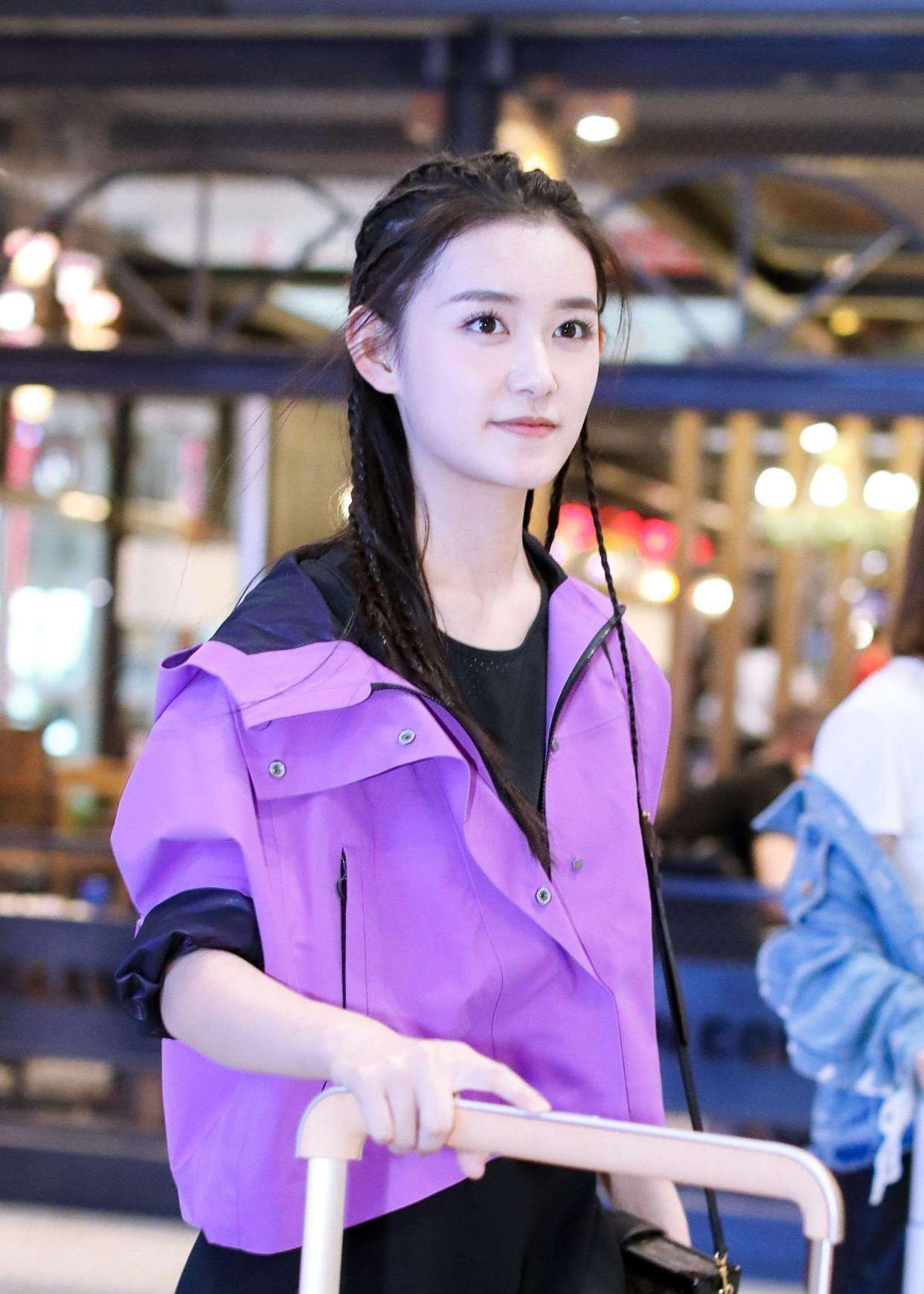 蒋依依搭配今年最流行的淡紫色,活力满满,皮肤显白到发光_高清图集