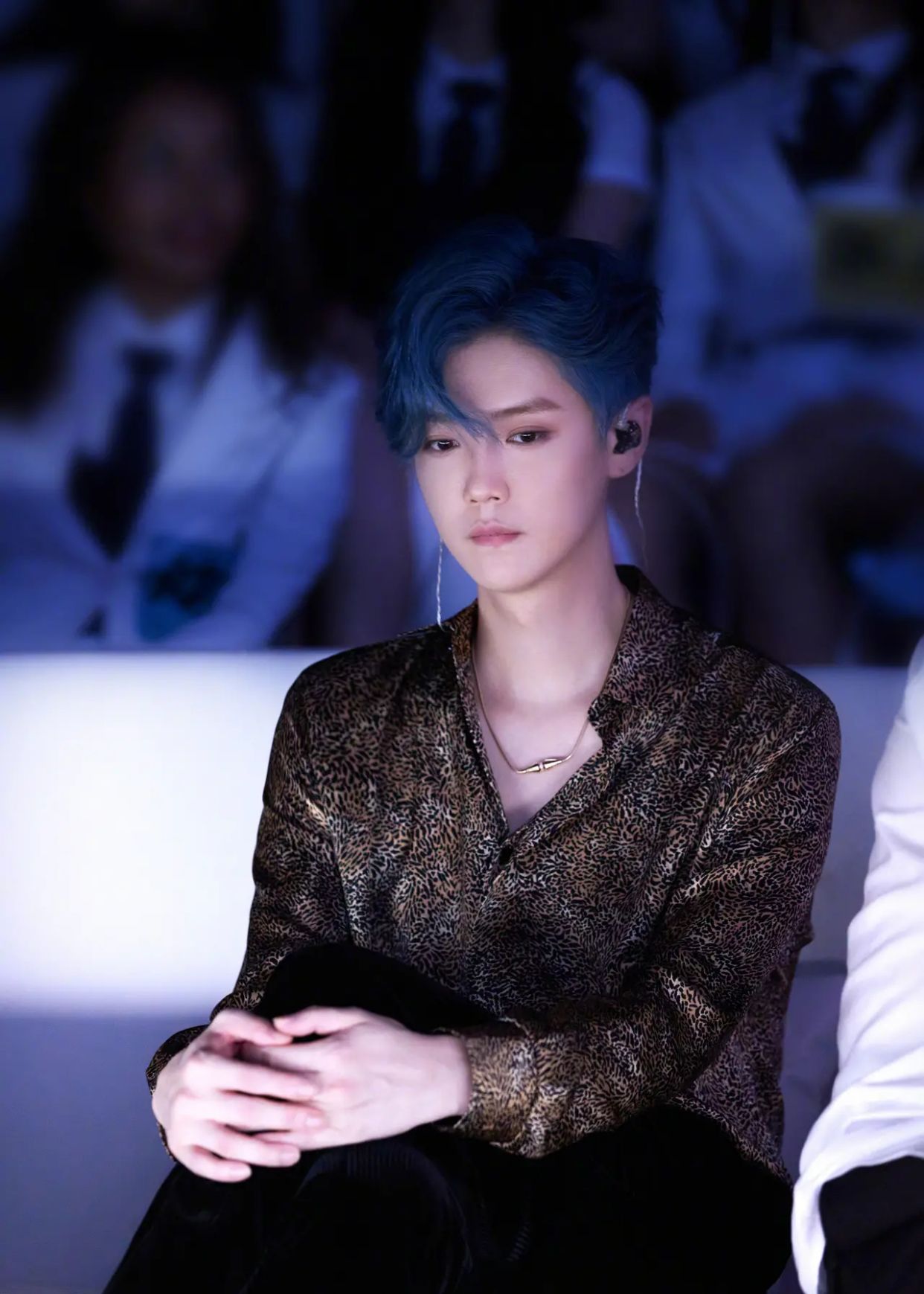 鹿晗蓝发造型～这也太帅了吧!