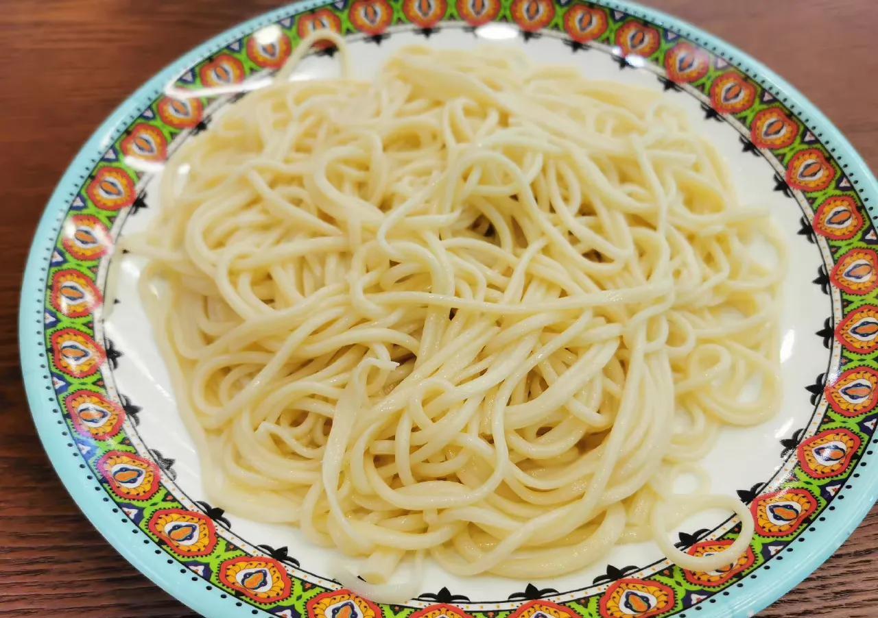 新疆美食:拉条子拌面,你吃过吗?__财经头条