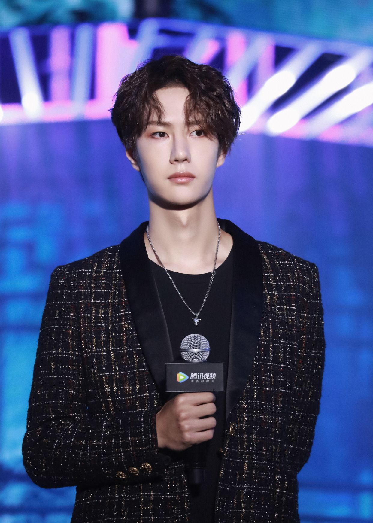 王一博黑格子西装内搭黑色t,帅气有型.一头羊毛卷短发竟然这么