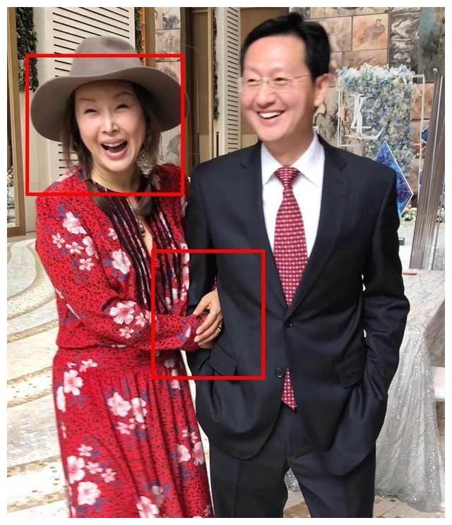 与老公罕见晒同框照,孙悦皮肤白皙水嫩 一点都不显老