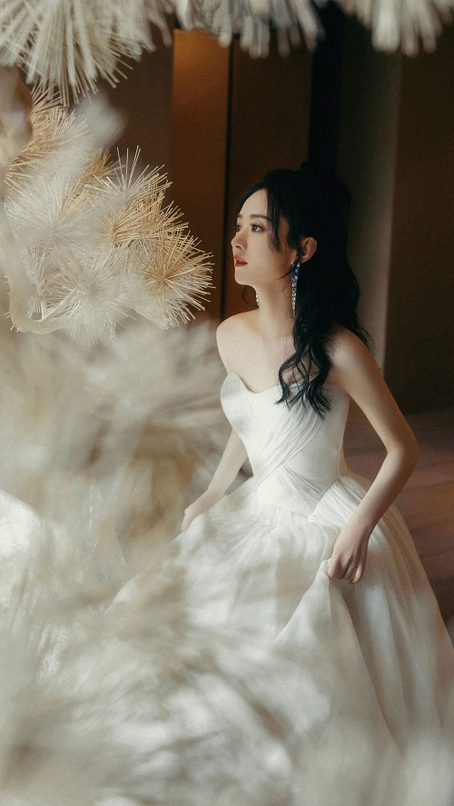 赵丽颖红裙绝美!风格大变,满满氛围感