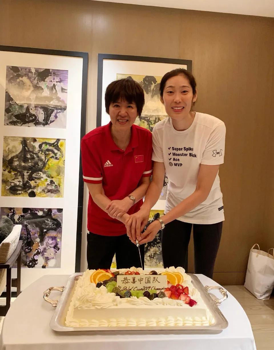 朱婷发文恭喜郎导！排坛佳话：一个获终身成就，一个登顶世界第一