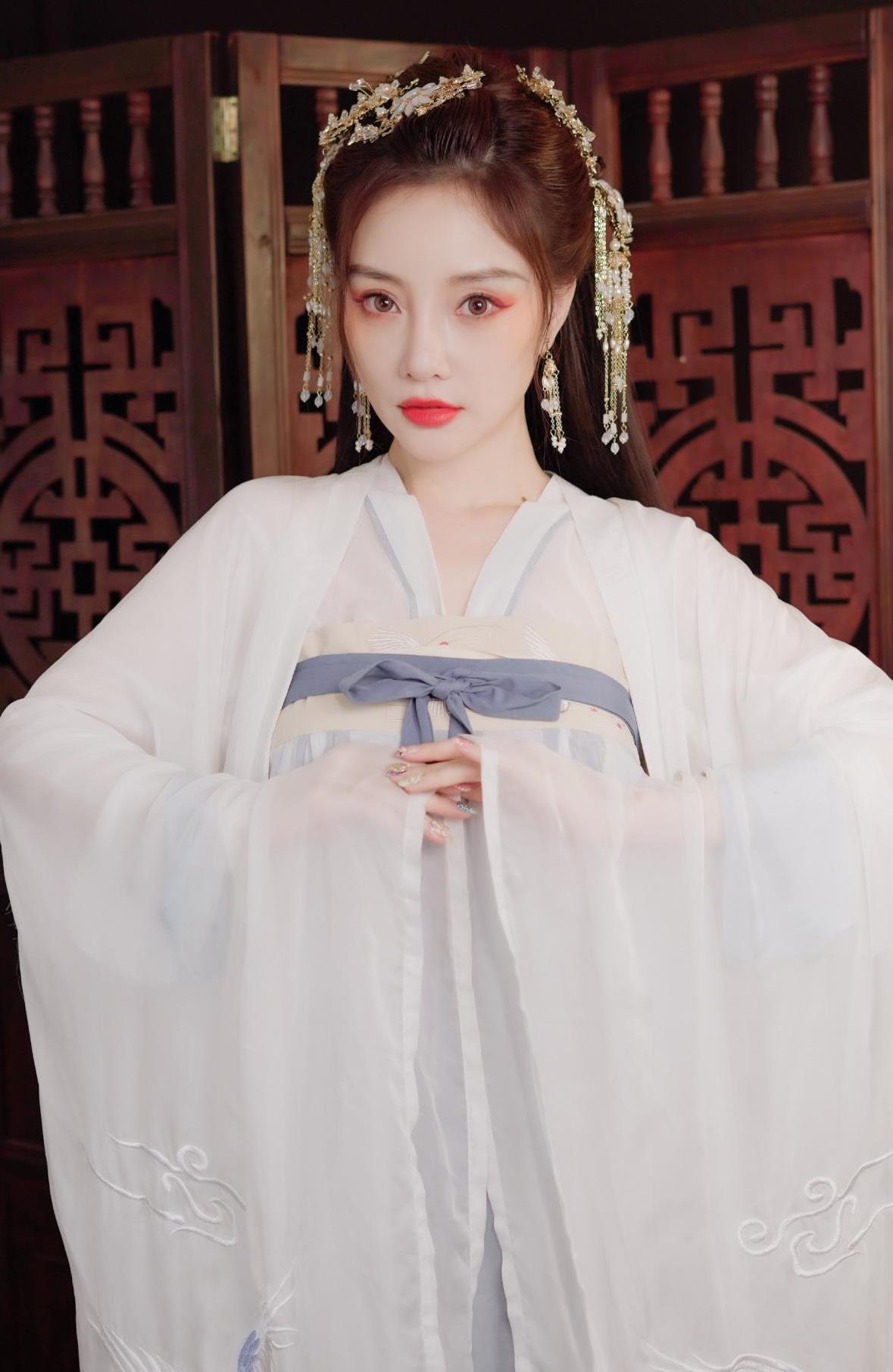 38岁李小璐晒古装写真,一袭白裙清新儒雅,仙气十足!