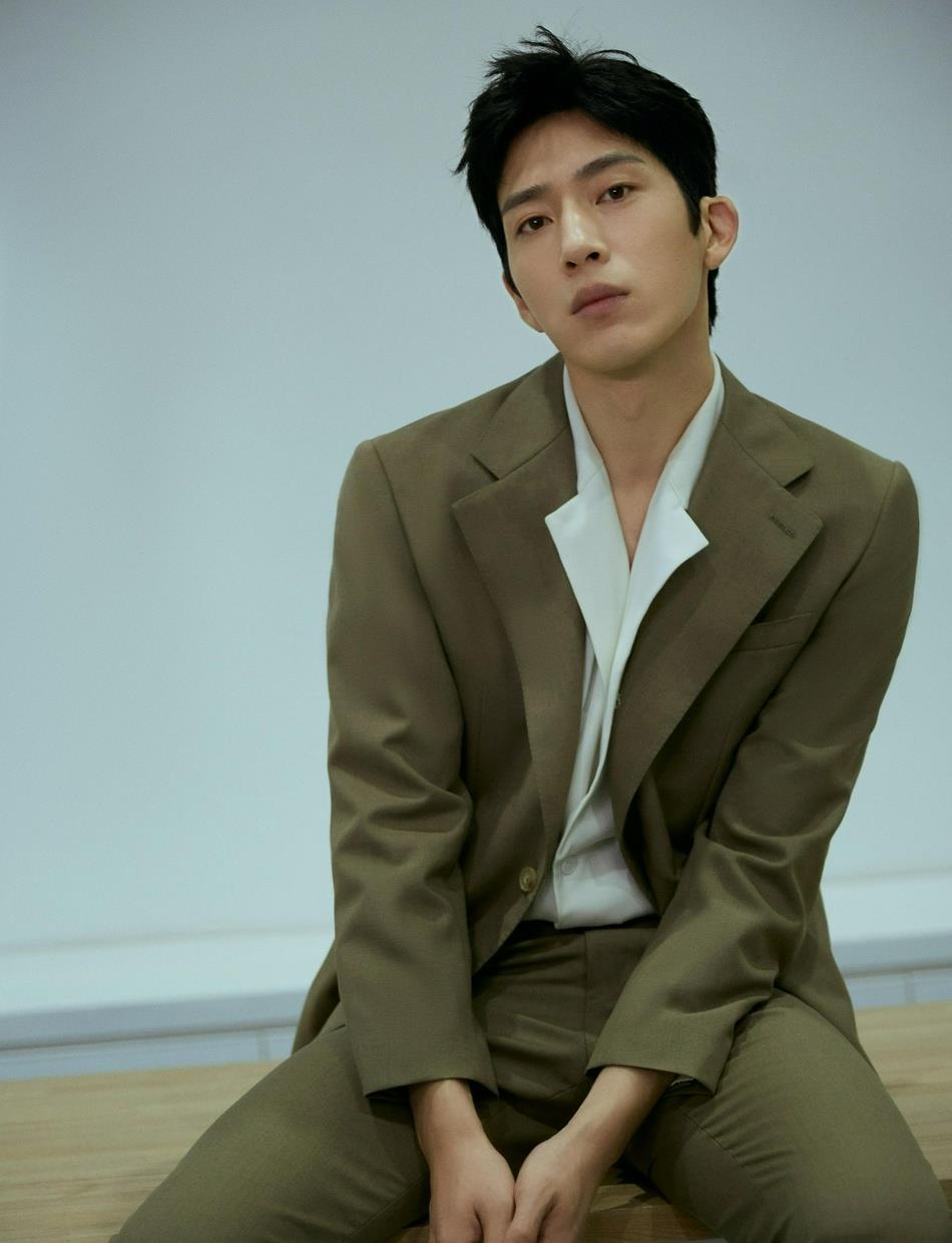 井柏然氛围感写真释出西装造型气质出众