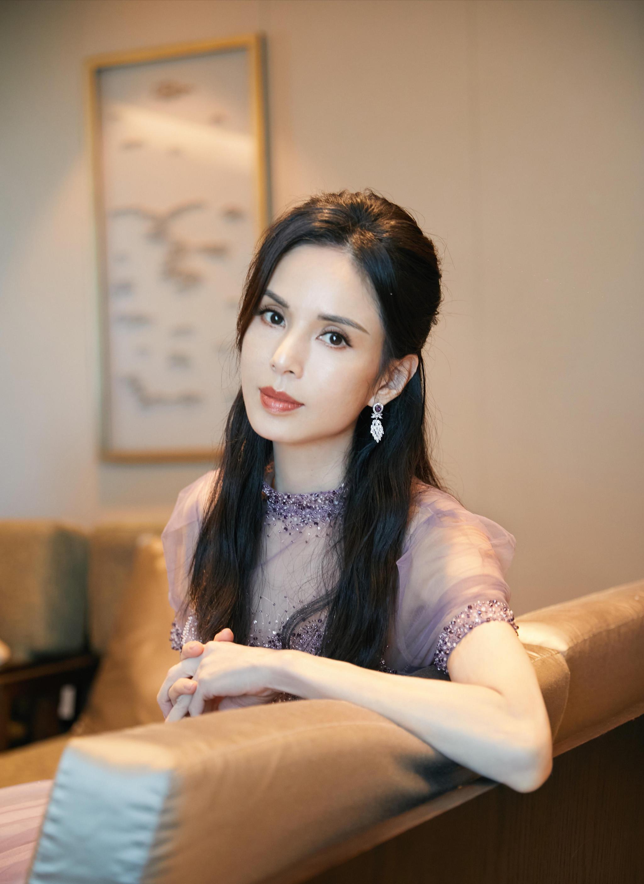 李若彤不愧最美小龙女,54岁穿紫色薄纱裙太仙,a4腰让人自卑