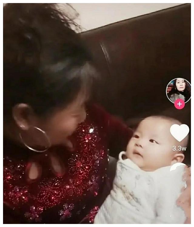 还记得山东枣庄67岁产女的母亲吗,现状全家幸福,姐姐疼妹妹